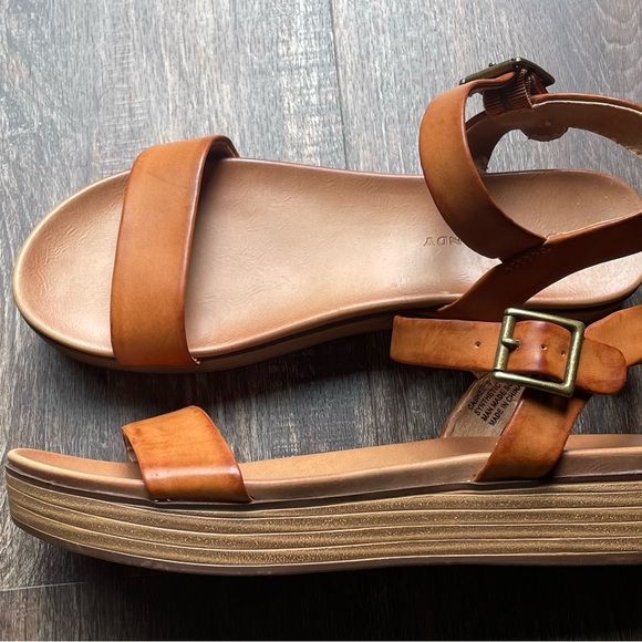 Rock & Candy by Zigi| Shoes | Tan Strappy Short Wedges size 8 small peeling heel - Picture 3 of 4